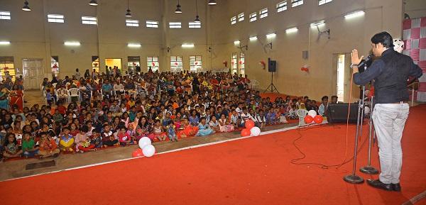  'Puppet Show' by Sayyujit Padhya's Bolshevik dolls laugh | कोल्हापुरात ‘पपेट शो’ : सत्यजित पाध्ये यांच्या बोलक्या बाहुल्यांनी हसविले