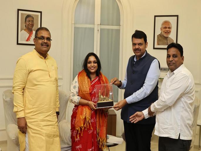 Devendra Fadnavis praised Swati Singh who made women self-reliant | महिलांना स्वावलंबी बनवणाऱ्या स्वाती सिंह यांचा देवेंद्र फडणवीसांनी केला गौरव Devendra Fadnavis praised Swati Singh who made women self-reliant | महिलांना स्वावलंबी बनवणाऱ्या स्वाती सिंह यांचा देवेंद्र फडणवीसांनी केला गौरव
