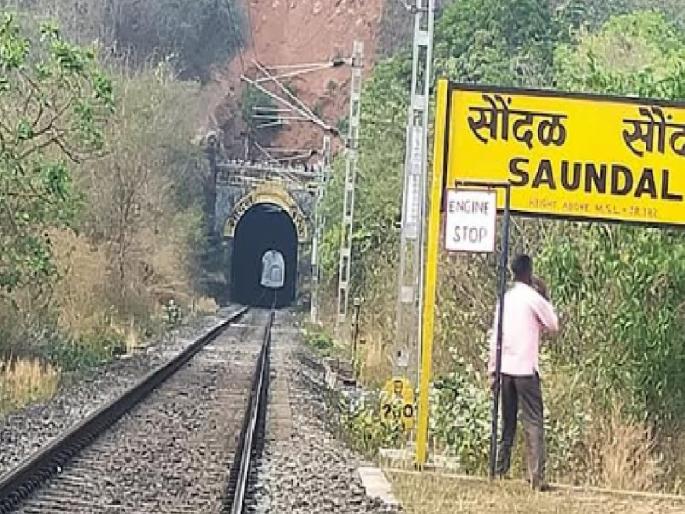 Promises to convert vault station (stop) at Saundal on Konkan Railway into crossing station not fulfilled | कोकण रेल्वे मार्गावरील सौंदळ ‘व्हॉल्ट स्टेशन’चे आश्वासन हवेतच विरले!; राजापुरातील पूर्व परिसरासाठी उपयुक्त  Promises to convert vault station (stop) at Saundal on Konkan Railway into crossing station not fulfilled | कोकण रेल्वे मार्गावरील सौंदळ ‘व्हॉल्ट स्टेशन’चे आश्वासन हवेतच विरले!; राजापुरातील पूर्व परिसरासाठी उपयुक्त