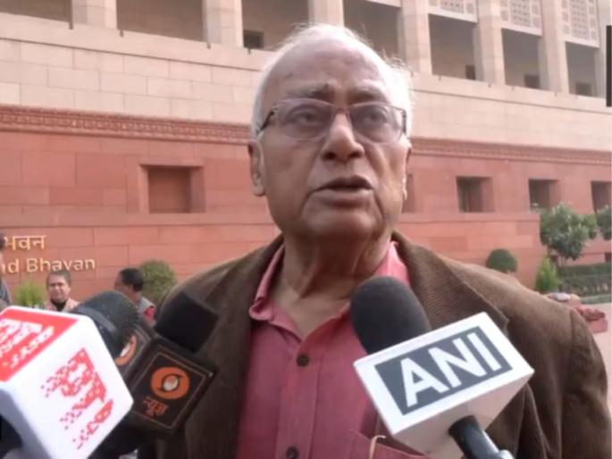 my one cigarette will make no difference to delhi pollution says tmc mp saugata roy on smoking in loksabha allegations | "माझ्या एका सिगारेटने दिल्लीच्या प्रदूषणात फरक पडणार नाही"; TMC खासदाराचं भाजपाला प्रत्युत्तर