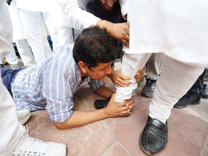 aap minister saurabh bhardwaj held feet of bjp mla on issue of jobs of bus marshals in delhi | 'आप' मंत्र्याने विरोधी पक्षनेत्यांचे धरले पाय, दिल्लीत राजकीय नाट्य, फोटो व्हायरल aap minister saurabh bhardwaj held feet of bjp mla on issue of jobs of bus marshals in delhi | 'आप' मंत्र्याने विरोधी पक्षनेत्यांचे धरले पाय, दिल्लीत राजकीय नाट्य, फोटो व्हायरल