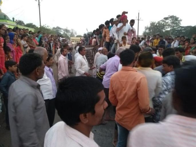 Touring Khandoba in the garage of 'Jai Malhar' in Savda, Raver Taluk | रावेर तालुक्यातील सावदा येथे ‘जय मल्हार’च्या गजरात खंडोबाची यात्रा उत्साहात Touring Khandoba in the garage of 'Jai Malhar' in Savda, Raver Taluk | रावेर तालुक्यातील सावदा येथे ‘जय मल्हार’च्या गजरात खंडोबाची यात्रा उत्साहात