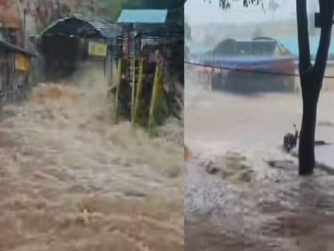 Heavy rains lashed Saundatti Yallama mountain in Belgaum district Roads, cars washed away | सौंदत्ती यल्लमा डोंगरावर मुसळधार पाऊस; रस्ता, गाड्या गेल्या वाहून, अनेक भक्त अडकून पडले-video