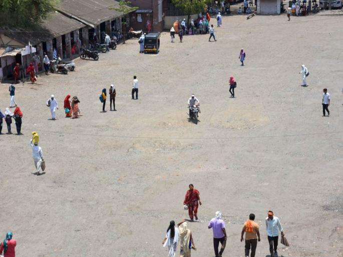 Akolekar experienced zero shadow day | अकाेलेकरांनी अनुभवला शुन्य सावली दिवस;बसस्थानकावर भर उन्हात लाेकांची सावली गायब Akolekar experienced zero shadow day | अकाेलेकरांनी अनुभवला शुन्य सावली दिवस;बसस्थानकावर भर उन्हात लाेकांची सावली गायब
