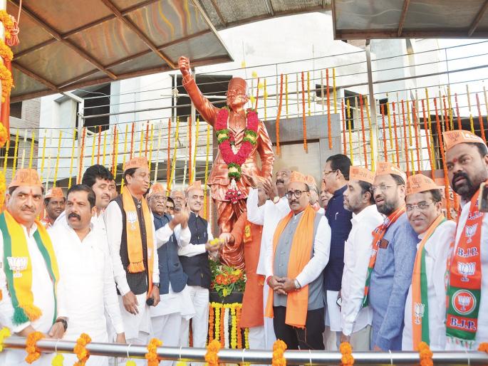 Targeting 'Vajramuth sabha' from Savarkar Gaurav Yatra in Chhatrapati Sambhajinagar; The criticism of the BJP-Shinde group that the thoughts of Shiv Sena chief have been forgotten | सावरकर गौरव यात्रेतून ‘वज्रमूठ’ वर निशाणा; ठाकरेंना शिवसेनाप्रमुखांच्या विचारांचा विसर, भाजपा-शिंदे गटाची टीका Targeting 'Vajramuth sabha' from Savarkar Gaurav Yatra in Chhatrapati Sambhajinagar; The criticism of the BJP-Shinde group that the thoughts of Shiv Sena chief have been forgotten | सावरकर गौरव यात्रेतून ‘वज्रमूठ’ वर निशाणा; ठाकरेंना शिवसेनाप्रमुखांच्या विचारांचा विसर, भाजपा-शिंदे गटाची टीका