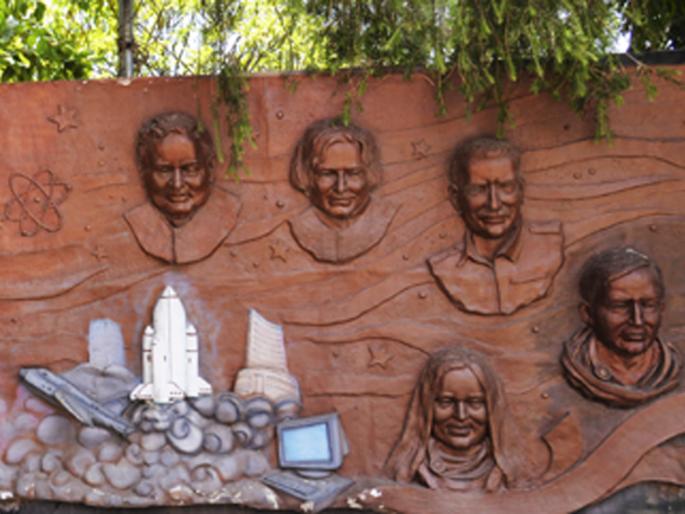 Savarkar's sculpture in the park of Markandeya in Solapur | सोलापुरातील मार्कंडेय उद्यानात साकारले सावरकरांचे शिल्पचरित्र Savarkar's sculpture in the park of Markandeya in Solapur | सोलापुरातील मार्कंडेय उद्यानात साकारले सावरकरांचे शिल्पचरित्र