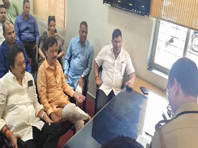 Uddhav Sena aggressive in Savadav assault case Raid on Kankavli police station | सावडाव मारहाण प्रकरणी उद्धवसेना आक्रमक; कणकवली पोलिस ठाण्यावर धडक, अधिकाऱ्याना विचारला जाब Uddhav Sena aggressive in Savadav assault case Raid on Kankavli police station | सावडाव मारहाण प्रकरणी उद्धवसेना आक्रमक; कणकवली पोलिस ठाण्यावर धडक, अधिकाऱ्याना विचारला जाब