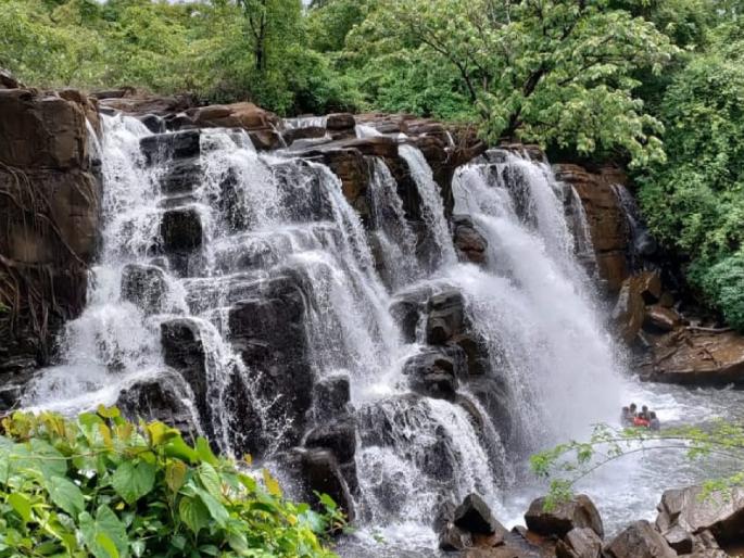 Savadav waterfall in Sindhudurg district is attracting tourists | Sindhudurg: सावडाव धबधबा पर्यटकांना घालतोय साद, परजिल्ह्यातील पर्यटक जास्त  Savadav waterfall in Sindhudurg district is attracting tourists | Sindhudurg: सावडाव धबधबा पर्यटकांना घालतोय साद, परजिल्ह्यातील पर्यटक जास्त