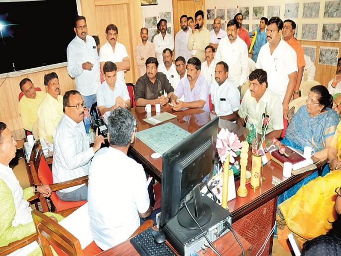 'So, I'm out of here ...' BJP corporators dispute in front of Save | ‘... तर मीच येथून निघून जातो...’; भाजप नगरसेवकांत जुंपल्याने सावेंचा संताप 'So, I'm out of here ...' BJP corporators dispute in front of Save | ‘... तर मीच येथून निघून जातो...’; भाजप नगरसेवकांत जुंपल्याने सावेंचा संताप