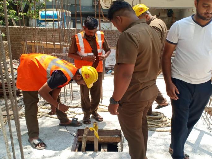 Lifesaving for a dog lying in a water tank | पाण्याच्या टाकीमध्ये पडलेल्या श्वानाला जीवनदान Lifesaving for a dog lying in a water tank | पाण्याच्या टाकीमध्ये पडलेल्या श्वानाला जीवनदान