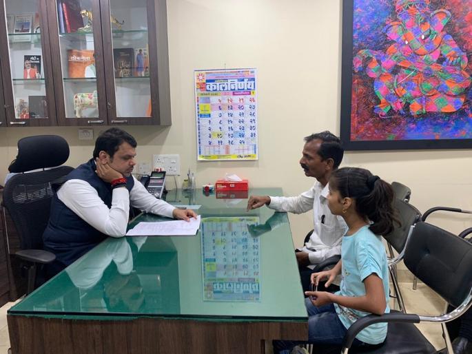 farmer mahendra deshmukh meets former devendra fadnavis | 'मातोश्री' बाहेर आंदोलन करणारा शेतकरी फडणवीसांच्या भेटीला farmer mahendra deshmukh meets former devendra fadnavis | 'मातोश्री' बाहेर आंदोलन करणारा शेतकरी फडणवीसांच्या भेटीला