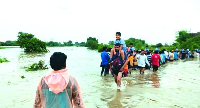 Heavy Rain: Students of K John Public School get stuck in school | मुसळधार पाऊस : के जॉन पब्लिक स्कूलचे विद्यार्थी शाळेत अडकले Heavy Rain: Students of K John Public School get stuck in school | मुसळधार पाऊस : के जॉन पब्लिक स्कूलचे विद्यार्थी शाळेत अडकले