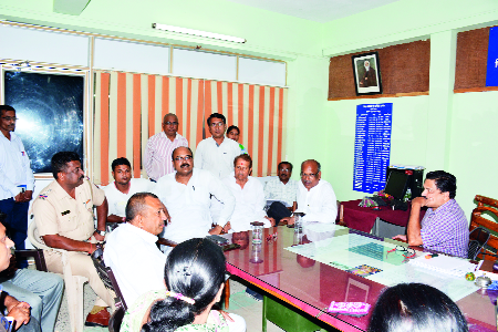 The Land Records office is full of trees! | भूमी अभिलेख कार्यालयाची झाडाझडती! The Land Records office is full of trees! | भूमी अभिलेख कार्यालयाची झाडाझडती!