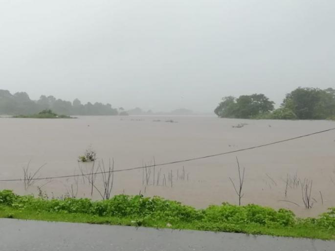 heavy rainfall in mahad savitri river crosses danger mark | महाडमध्ये सावित्री नदीनं धोक्याची पातळी ओलांडली; प्रशासनाकडून सतर्कतेचा इशारा heavy rainfall in mahad savitri river crosses danger mark | महाडमध्ये सावित्री नदीनं धोक्याची पातळी ओलांडली; प्रशासनाकडून सतर्कतेचा इशारा