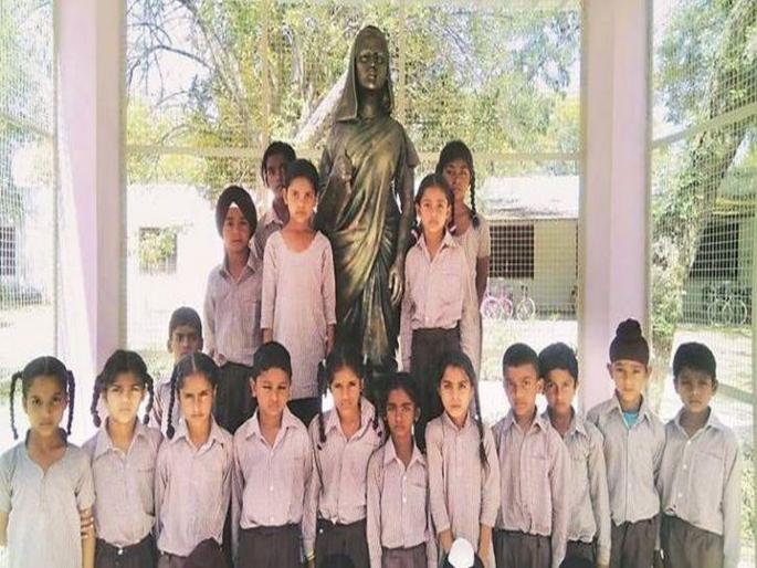 Savitribai Phule Gets A Statue In Punjab by the villagers | पंजाबमधील ग्रामस्थांनी उभारला स्वखर्चाने सावित्रीबाई फुलेंचा पुतळा Savitribai Phule Gets A Statue In Punjab by the villagers | पंजाबमधील ग्रामस्थांनी उभारला स्वखर्चाने सावित्रीबाई फुलेंचा पुतळा