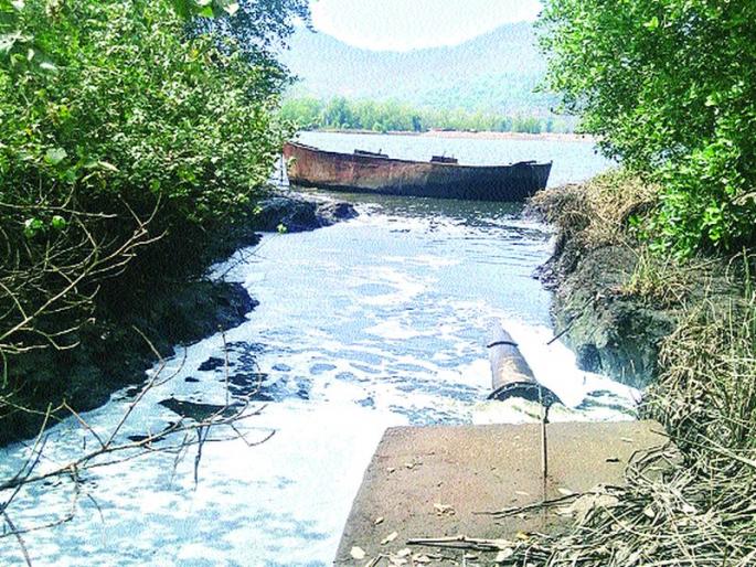 Drainage of sewage from manufacturers | कारखानदारांकडून सांडपाण्याचा गटारात निचरा Drainage of sewage from manufacturers | कारखानदारांकडून सांडपाण्याचा गटारात निचरा