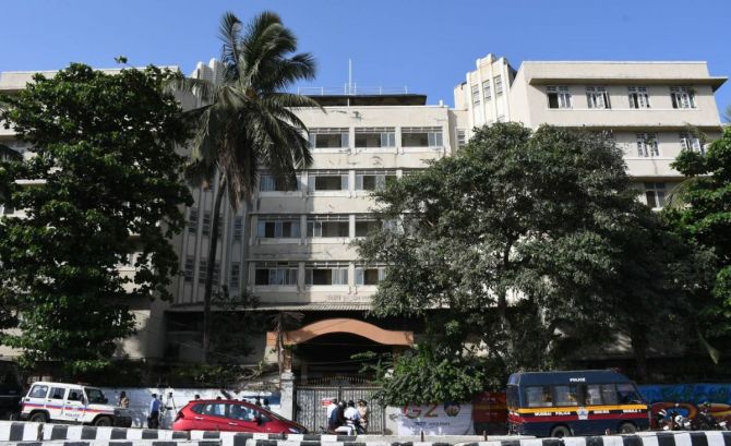 turns on like a light on her floor accused had tried to get close | तिच्या मजल्यावरील लाइट सारखा चालूबंद करायचा; आरोपीने केला होता जवळीक साधण्याचा प्रयत्न