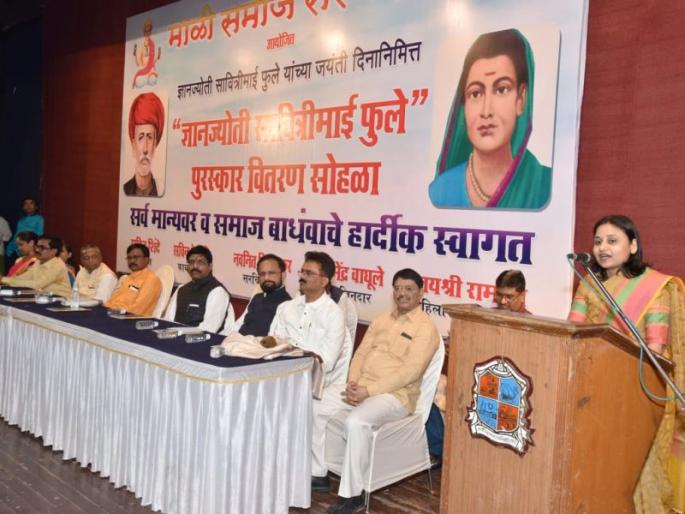 give bharat ratna award to savitribai phule says ias officer bhagyashree banayat | 'सावित्रीबाई फुलेंना भारतरत्न द्या' give bharat ratna award to savitribai phule says ias officer bhagyashree banayat | 'सावित्रीबाई फुलेंना भारतरत्न द्या'