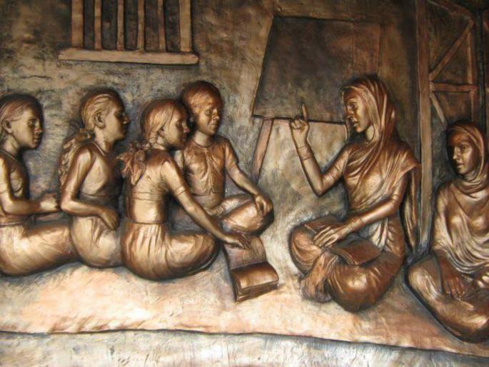 Savitribai became the first teacher at the age of 18 | अवघ्या अठराव्या वर्षी सावित्रीबाई फुले झाल्या पहिल्या शिक्षिका