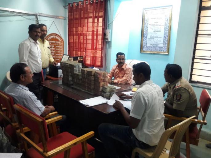 80 lakhs caught on the border of Madhya Pradesh | मध्य प्रदेशच्या सीमेवर ८० लाख पकडले 80 lakhs caught on the border of Madhya Pradesh | मध्य प्रदेशच्या सीमेवर ८० लाख पकडले