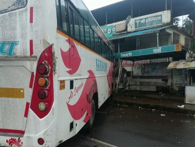 Bus smashes into shop, breaks electricity poles at Savarde market on Mumbai Goa highway | Ratnagiri: चालकाचे नियंत्रण सुटले, महामार्गावरील विजेचे खांब तोडत बस घुसली दुकानात; सुदैवाने जीवितहानी टळली Bus smashes into shop, breaks electricity poles at Savarde market on Mumbai Goa highway | Ratnagiri: चालकाचे नियंत्रण सुटले, महामार्गावरील विजेचे खांब तोडत बस घुसली दुकानात; सुदैवाने जीवितहानी टळली