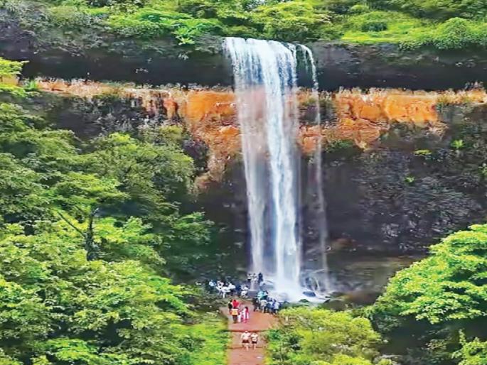 Crowd of tourists at Savatsada Falls which is only about 4 km from Chiplun | Waterfalls in Konkan: चित्ताकर्षक सवतसडा; ‘सवतसडा’ नावाची 'अशी' आहे कहाणी.. वाचा सविस्तर