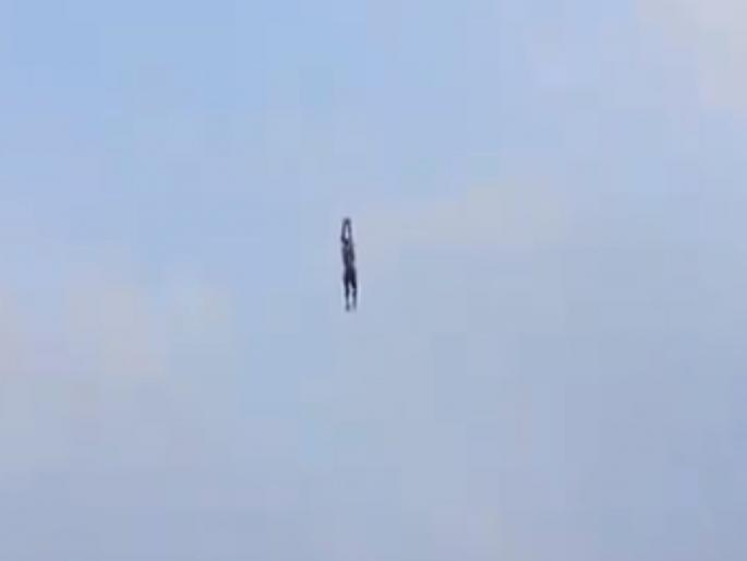 Viral video shows a youth swept into the air with a kite in Jaffna area | बापरे! उडत्या पतंगासोबत ४० फूट हवेत उडाला व्यक्ती, मग...; Video पाहून सर्वजण हैराण Viral video shows a youth swept into the air with a kite in Jaffna area | बापरे! उडत्या पतंगासोबत ४० फूट हवेत उडाला व्यक्ती, मग...; Video पाहून सर्वजण हैराण