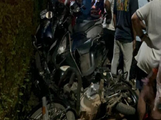 Drunk tempo driver crushes six two wheelers in Sawantwadi | मद्यधुंद टेम्पो चालकाने सहा दुचाकी चिरडल्या; टेम्पो चालक, मालकावर गुन्हा दाखल, सावंतवाडीतील घटना  Drunk tempo driver crushes six two wheelers in Sawantwadi | मद्यधुंद टेम्पो चालकाने सहा दुचाकी चिरडल्या; टेम्पो चालक, मालकावर गुन्हा दाखल, सावंतवाडीतील घटना