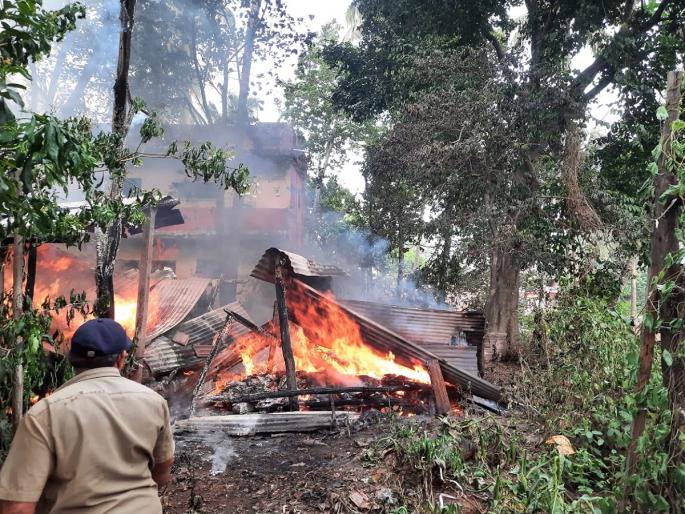 Fire at Sawantwadi, fire brigade arrives at the scene | सावंतवाडीत भरवस्तीत आग, अग्निशामक बंब घटनास्थळी दाखल Fire at Sawantwadi, fire brigade arrives at the scene | सावंतवाडीत भरवस्तीत आग, अग्निशामक बंब घटनास्थळी दाखल