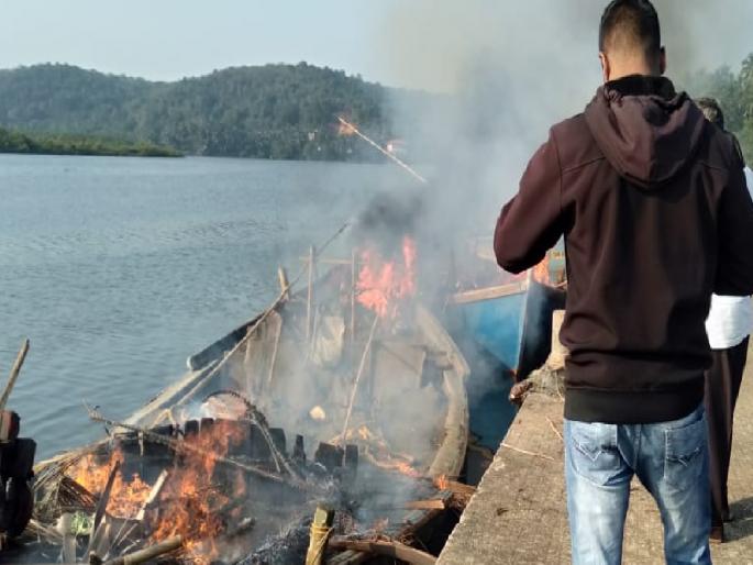 Four boats carrying illegal sand were set ablaze in Aronda Terekhol Bay in Sawantwadi Sindhudurg district | आरोंदा तेरेखोल खाडीत अवैध वाळू उपसा करणाऱ्या चार बोटी जाळल्या, महसूल विभागाची धडक कारवाई