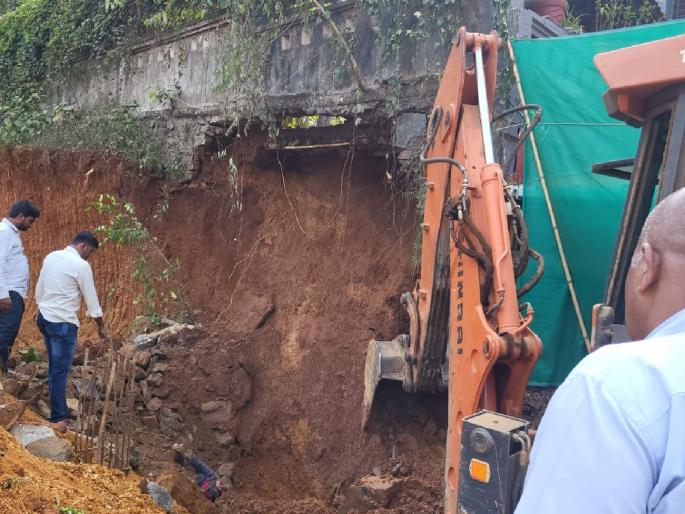 The woman died on the spot after being trapped under the mud pile, two injured in Sawantwadi | Sindhudurg: मातीच्या ढिगाऱ्याखाली अडकून महिला जागीच ठार, दोघे जखमी; सावंतवाडीतील घटना The woman died on the spot after being trapped under the mud pile, two injured in Sawantwadi | Sindhudurg: मातीच्या ढिगाऱ्याखाली अडकून महिला जागीच ठार, दोघे जखमी; सावंतवाडीतील घटना