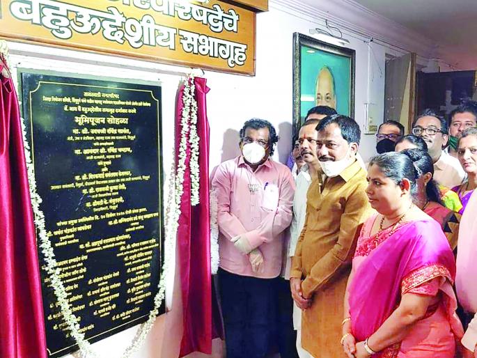 Praising Kesarkar, he slapped Salgaonkar | केसरकरांवर स्तुतिसुमने, साळगावकरांना फटकारले Praising Kesarkar, he slapped Salgaonkar | केसरकरांवर स्तुतिसुमने, साळगावकरांना फटकारले