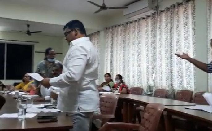 The real estate boom in the coffers also stopped; Strongly reluctant to give municipal property without tender | तिजोरीत खडखडाट घरपट्टी वसुलीही थांबली; नगरपालिकेच्या मालमत्ता विना निर्विदा देण्यावरून जोरदार खडांजगी The real estate boom in the coffers also stopped; Strongly reluctant to give municipal property without tender | तिजोरीत खडखडाट घरपट्टी वसुलीही थांबली; नगरपालिकेच्या मालमत्ता विना निर्विदा देण्यावरून जोरदार खडांजगी