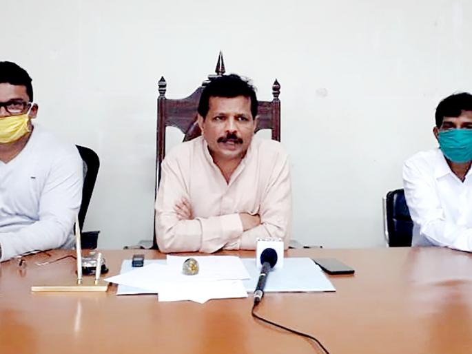 CoronaVirus Lockdown: Shops will be sealed if rules are not followed, Sawantwadi mayor warns | CoronaVirus Lockdown : नियम न पाळल्यास दुकाने सील, सावंतवाडी नगराध्यक्षांचा इशारा CoronaVirus Lockdown: Shops will be sealed if rules are not followed, Sawantwadi mayor warns | CoronaVirus Lockdown : नियम न पाळल्यास दुकाने सील, सावंतवाडी नगराध्यक्षांचा इशारा