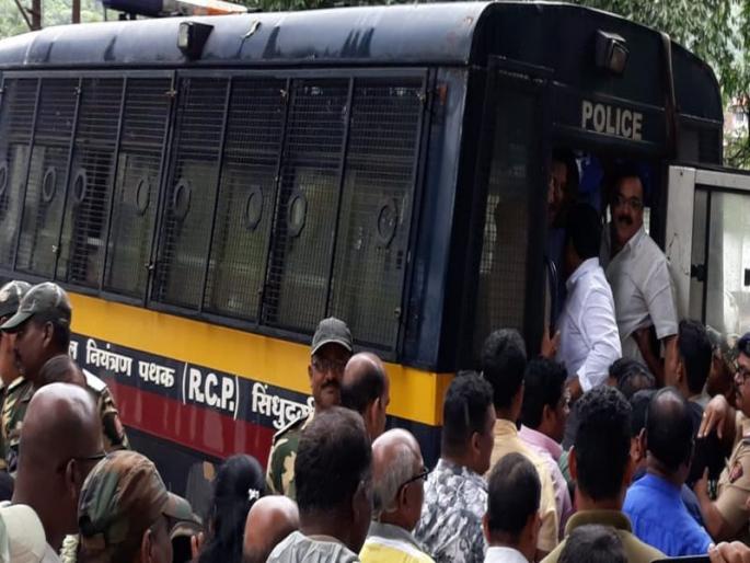 Swabhiman in Sawantwadi attacked the gate, attacked the construction division, 44 people were arrested | सावंतवाडीत स्वाभिमान आक्रमक, बांधकाम विभागामध्ये घुसताना गेटवर अडवले, ४४ जण ताब्यात Swabhiman in Sawantwadi attacked the gate, attacked the construction division, 44 people were arrested | सावंतवाडीत स्वाभिमान आक्रमक, बांधकाम विभागामध्ये घुसताना गेटवर अडवले, ४४ जण ताब्यात