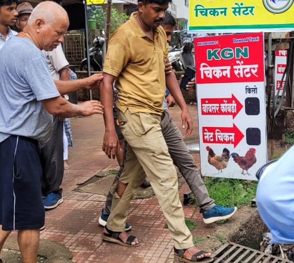 A contract wireman fell from a power pole  | कंत्राटी वायरमन विद्युत खांबावरून कोसळला  A contract wireman fell from a power pole  | कंत्राटी वायरमन विद्युत खांबावरून कोसळला