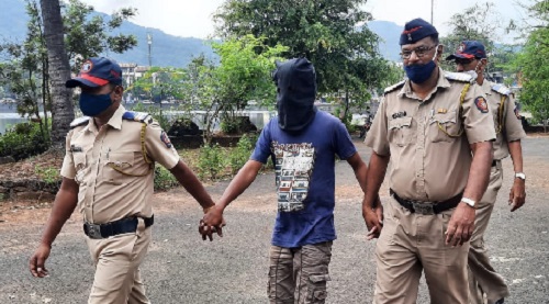 Sawantwadi double murder One day police custody for suspect | ८ ग्रॅम सोन्यासाठी सावंतवाडीत दुहेरी हत्याकांड, संशयित आरोपीस एक दिवसाची पोलीस कोठडी Sawantwadi double murder One day police custody for suspect | ८ ग्रॅम सोन्यासाठी सावंतवाडीत दुहेरी हत्याकांड, संशयित आरोपीस एक दिवसाची पोलीस कोठडी