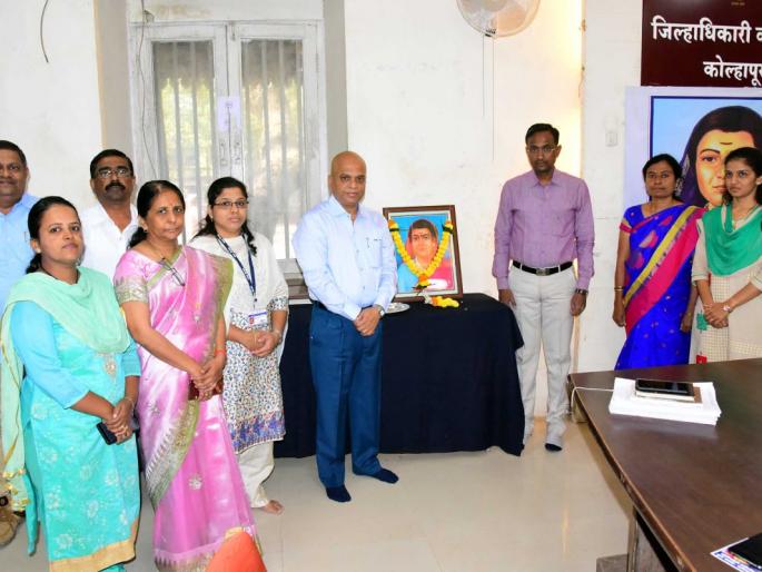 Krantijyoti Savitribai Phule greets the District Collector | क्रांतीज्योती सावित्रीबाई फुले यांना जिल्हाधिकारी कार्यालयात अभिवादन