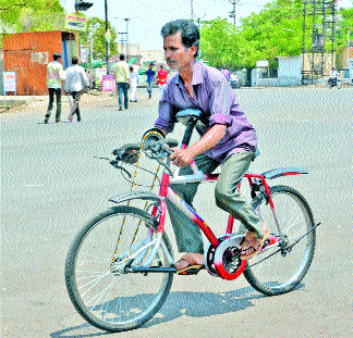 Unique ideas; Hands on the bicycle-driven legs are handy with handles paddles | अनोखी कल्पना ; सायकल चालवता-चालवता पाय थकले की हँडलवरच्या पॅडलकडे सरसावतात हात