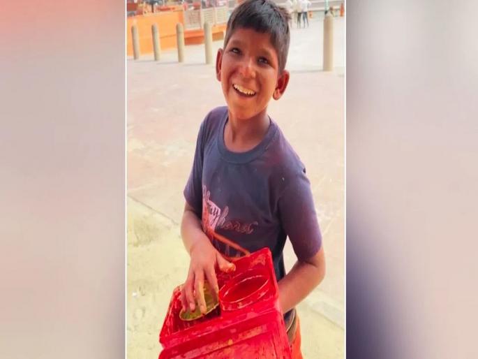 Daily income of a boy who tattooed his forehead in Ayodhya is 1500 rupees, video goes viral | किती कमाई होते?; अयोध्येत कपाळाला टिळा लावणाऱ्या पोराचं उत्तर ऐकून व्हाल हैराण Daily income of a boy who tattooed his forehead in Ayodhya is 1500 rupees, video goes viral | किती कमाई होते?; अयोध्येत कपाळाला टिळा लावणाऱ्या पोराचं उत्तर ऐकून व्हाल हैराण