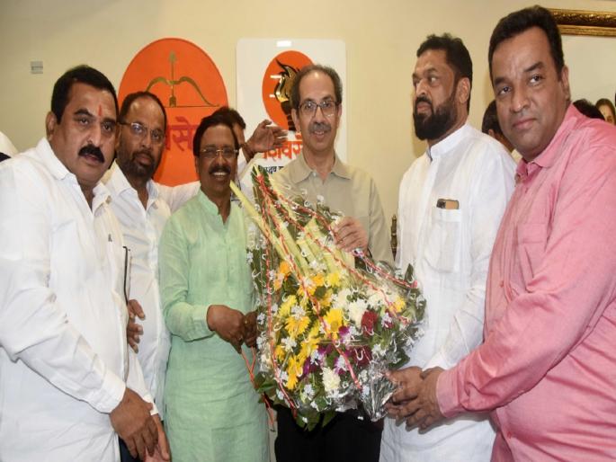 A shock to the deprived Bahujan Aghadi in Kolhapur, Haji Aslam Syed joined Shiv Sena Uddhav Balasaheb Thackeray party | कोल्हापुरात ‘वंचित’ला धक्का, अस्लम सय्यद यांनी हाती घेतली मशाल; 'हातकणंगले'त सेनेची ताकद वाढणार A shock to the deprived Bahujan Aghadi in Kolhapur, Haji Aslam Syed joined Shiv Sena Uddhav Balasaheb Thackeray party | कोल्हापुरात ‘वंचित’ला धक्का, अस्लम सय्यद यांनी हाती घेतली मशाल; 'हातकणंगले'त सेनेची ताकद वाढणार