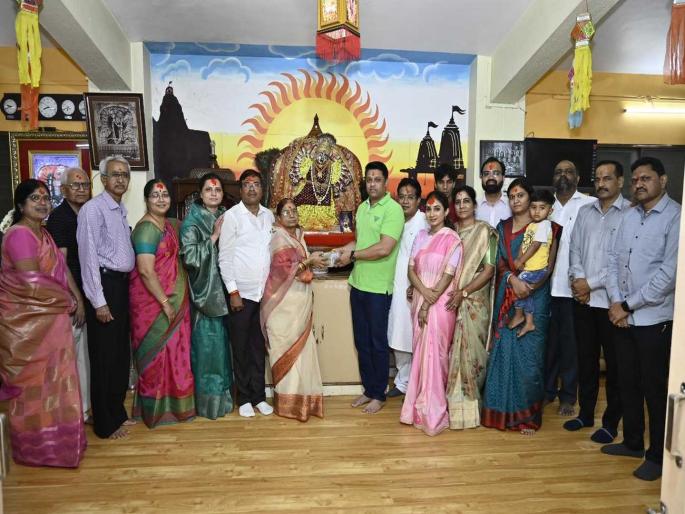 Donation of five lakhs to Sri Saptasringi Mata Temple by Grandchild | श्री सप्तशृंगी मातेच्या चरणी पाच लाखांचे दान; आजी-आजोबांसाठी नातवंडाचे दातृत्व Donation of five lakhs to Sri Saptasringi Mata Temple by Grandchild | श्री सप्तशृंगी मातेच्या चरणी पाच लाखांचे दान; आजी-आजोबांसाठी नातवंडाचे दातृत्व