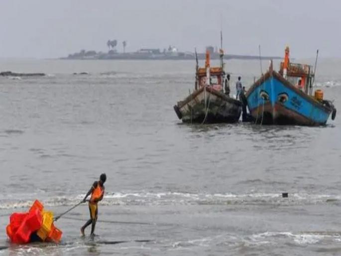 Heavy rains hit fishing; Demand to declare wet drought by koli community | पावसाचा तडाका मासेमारीला बसला फटका; ओला दुष्काळ जाहीर करण्याची मागणी