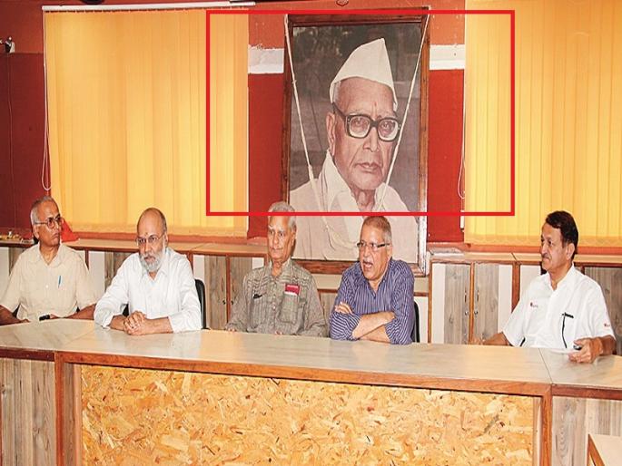 Shocking Govindbhai Shroff's photo removed from Saraswati Bhuvan's office | धक्कादायक ! गोविंदभाई श्रॉफ यांचे तैलचित्र सरस्वती भुवन संस्थेच्या कार्यालयातून काढले Shocking Govindbhai Shroff's photo removed from Saraswati Bhuvan's office | धक्कादायक ! गोविंदभाई श्रॉफ यांचे तैलचित्र सरस्वती भुवन संस्थेच्या कार्यालयातून काढले