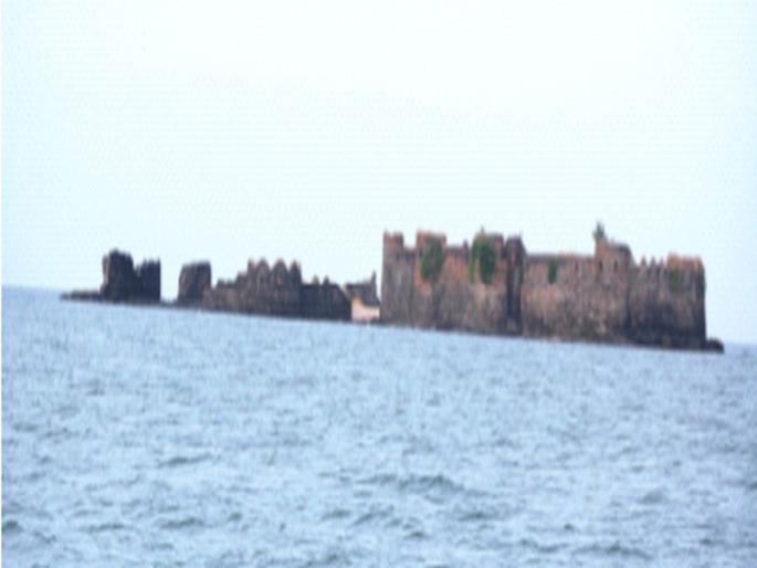 Like Janjira, there is a need for a floating jetty on Padamdurg fort | जंजिराप्रमाणेच पदमदुर्ग किल्ल्यावर तरंगत्या जेट्टीची आहे आवश्यकता Like Janjira, there is a need for a floating jetty on Padamdurg fort | जंजिराप्रमाणेच पदमदुर्ग किल्ल्यावर तरंगत्या जेट्टीची आहे आवश्यकता