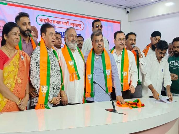 Uddhav Thackeray suffers setback in Ulhasnagar; Uddhav Shiv Sena city chief finally joins BJP | उल्हासनगरात उद्धव ठाकरेंना धक्का; उद्धवसेनेचे शहरप्रमुख अखेर भाजपात दाखल Uddhav Thackeray suffers setback in Ulhasnagar; Uddhav Shiv Sena city chief finally joins BJP | उल्हासनगरात उद्धव ठाकरेंना धक्का; उद्धवसेनेचे शहरप्रमुख अखेर भाजपात दाखल