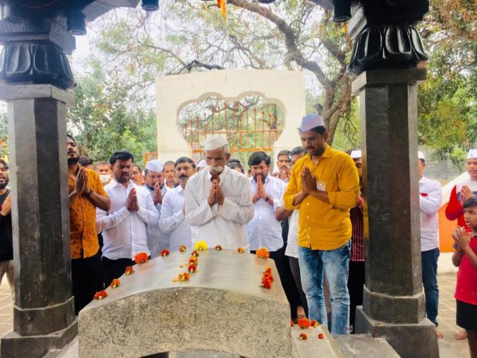 Sambhaji Bhide visits Chhatrapati Sambhaji Maharaj Samadhisthala, Bhima visits Koregaon after 7 years | शिवप्रतिष्ठान संघटनेचे संस्थापक संभाजी भिडेंची छत्रपती संभाजी महाराज समाधीस्थळाला भेट Sambhaji Bhide visits Chhatrapati Sambhaji Maharaj Samadhisthala, Bhima visits Koregaon after 7 years | शिवप्रतिष्ठान संघटनेचे संस्थापक संभाजी भिडेंची छत्रपती संभाजी महाराज समाधीस्थळाला भेट