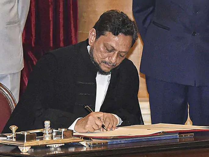 The Chief Justice took Shani Darshan and also anointed the monastery | सरन्यायाधीशांनी घेतले शनीदर्शन, मठात अभिषेकही केला