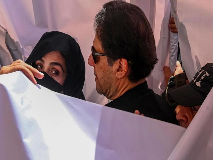 Imran Khan-Bushra Bibi's life threatened, Pakistan Army accused | बुशरा बिबीला अन्नातून टॉयलेट क्लीनर?; माझ्या पत्नीला काही झालं, तर... Imran Khan-Bushra Bibi's life threatened, Pakistan Army accused | बुशरा बिबीला अन्नातून टॉयलेट क्लीनर?; माझ्या पत्नीला काही झालं, तर...
