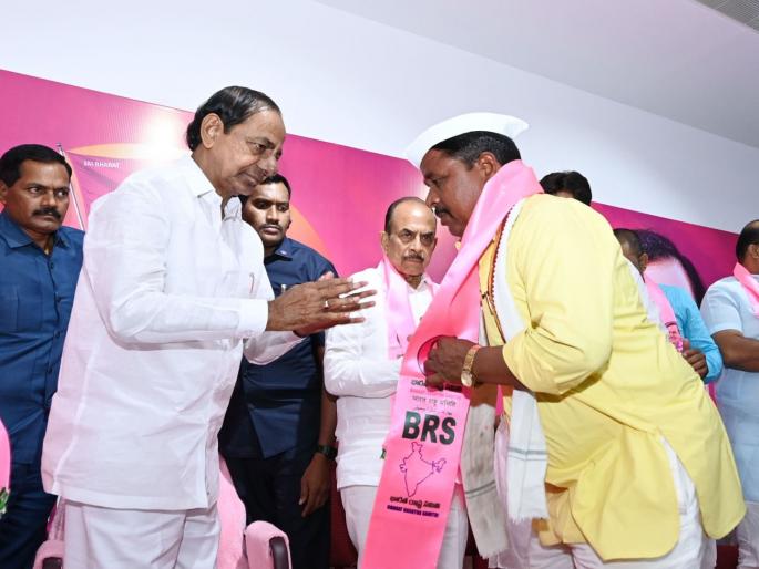 Leaders of BRS from Solapur tricked us into joining the party, allegation of who currently joined BRS | हौशे-गवशे-नवशे हैदराबाद फिरायला गेले; परतताच गौप्यस्फोट, 'आम्हाला फसवले', काय घडले? Leaders of BRS from Solapur tricked us into joining the party, allegation of who currently joined BRS | हौशे-गवशे-नवशे हैदराबाद फिरायला गेले; परतताच गौप्यस्फोट, 'आम्हाला फसवले', काय घडले?
